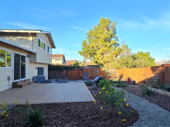 Building Photo - Spacious Tri-Level Home, 11.5kW Solar, 30kW Backup Batteries, Car Charger, A/C, Remodeled Inside ...