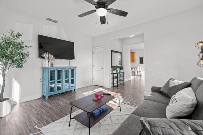 Building Photo - Beautiful Solar 3/2 located in Roseville! Across from Park! Gated Community!