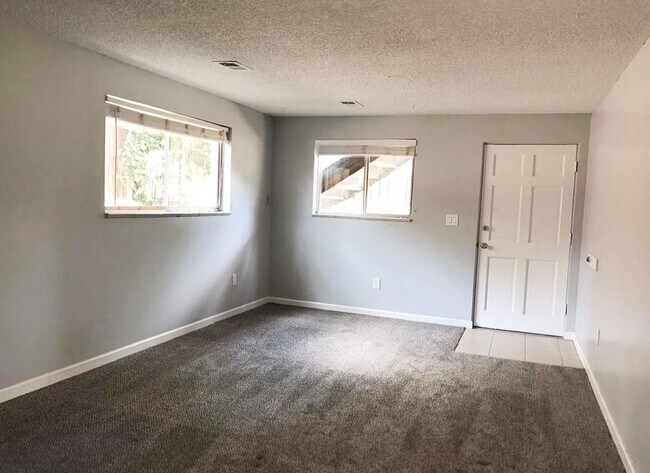 Building Photo - 4641–4639 S Acoma St – Spacious 2-Bedroom Duplex Homes in Englewood!