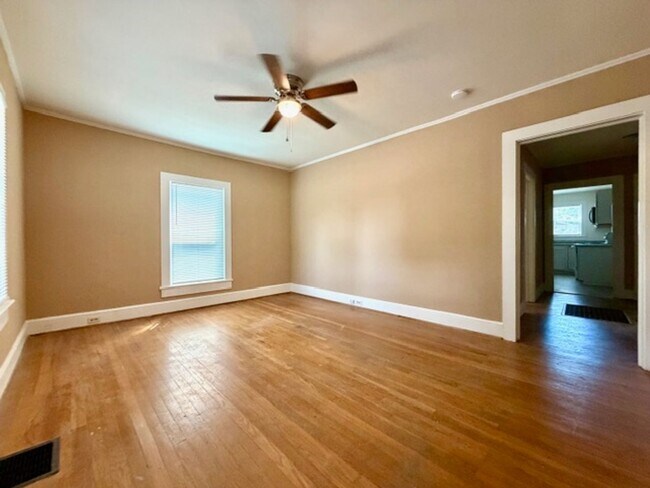 Building Photo - 1/2 MO/OFF SPECIAL - 3 bed/1 bath Fenced yard - Storage/Garage