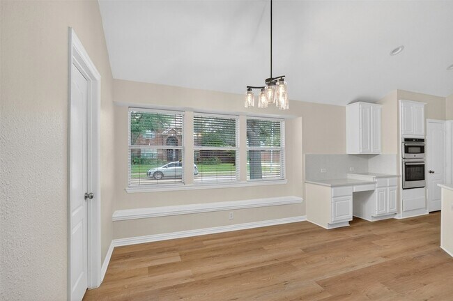 Building Photo - 6864 Bushnell Dr