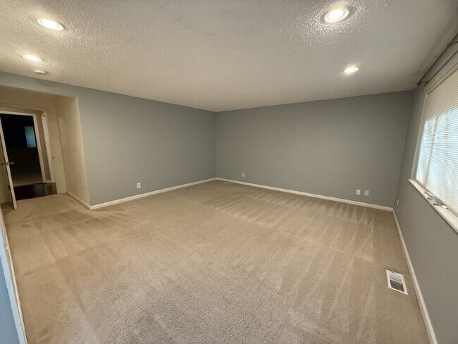 Building Photo - Spacious 4-Bedroom Retreat in Renton Available!