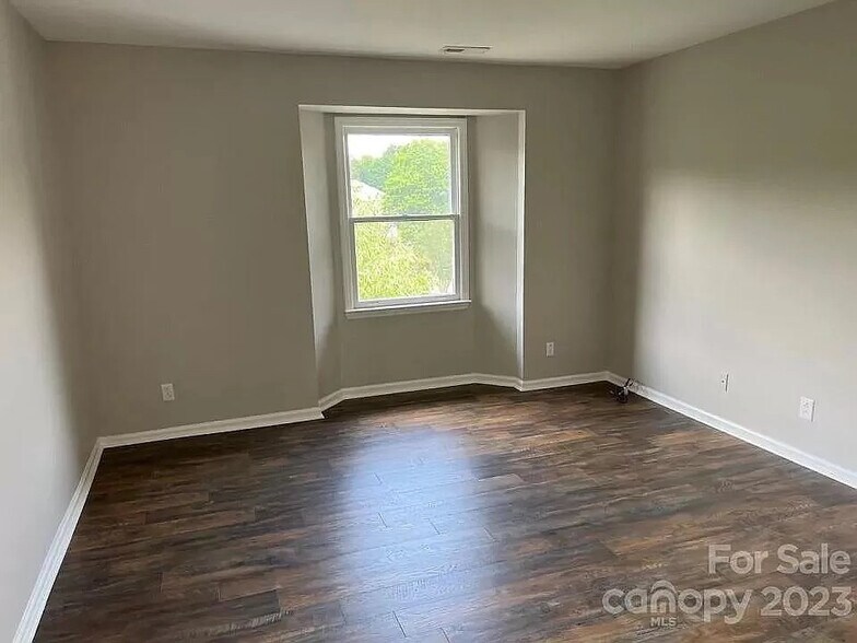 Building Photo - Room in Condo on Meadow Rose Ln
