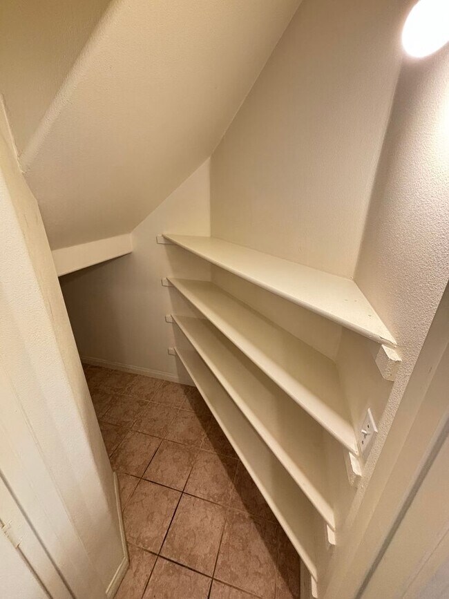 Building Photo - Gorgeous 3BED / 2.5 BATH home located in the gated community of Peccole Ranch!