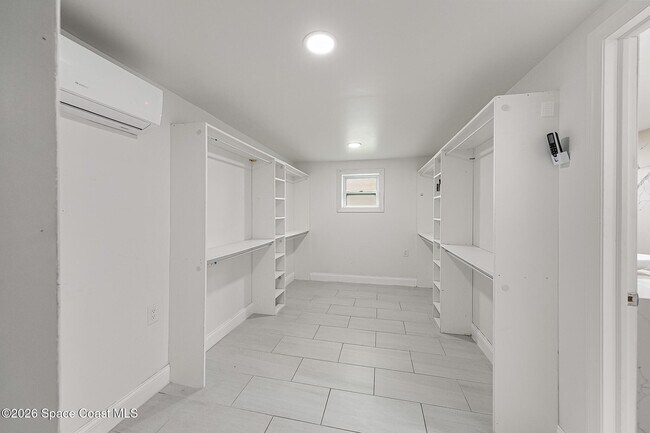 Building Photo - 719 6th St