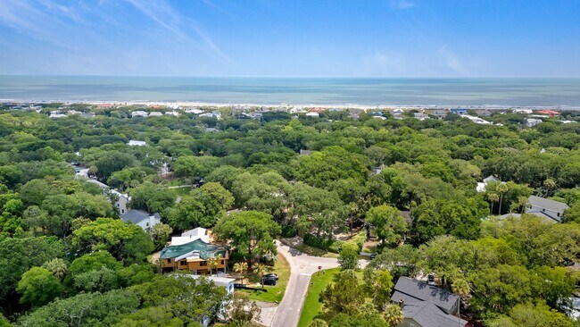 Building Photo - Available 6/15. Stunning, Fully-Rennovated...