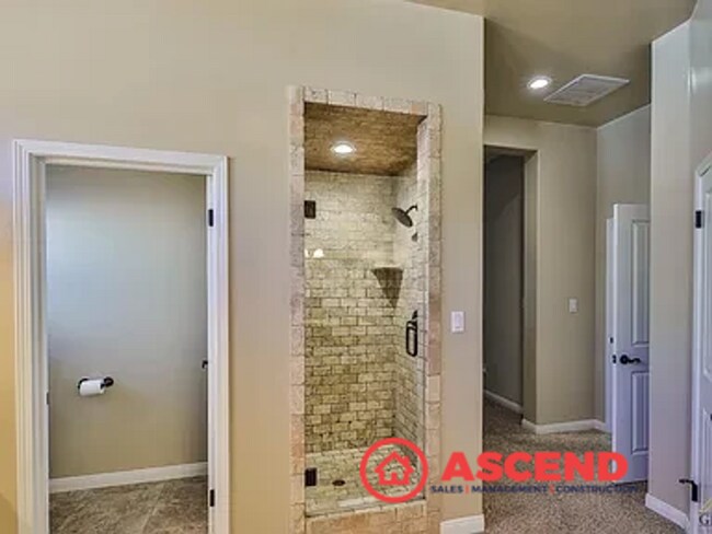 Building Photo - Stunning Home Near Frontier Highschool!