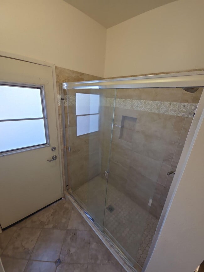 Building Photo - 40180 Eastwood Ln