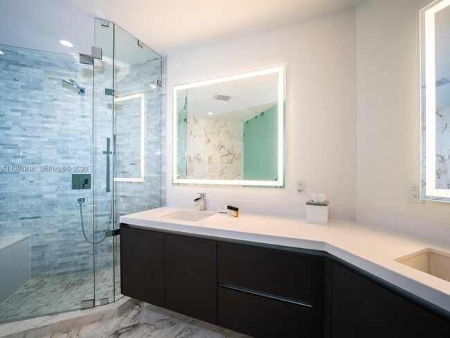 Building Photo - 851 NE 1st Ave