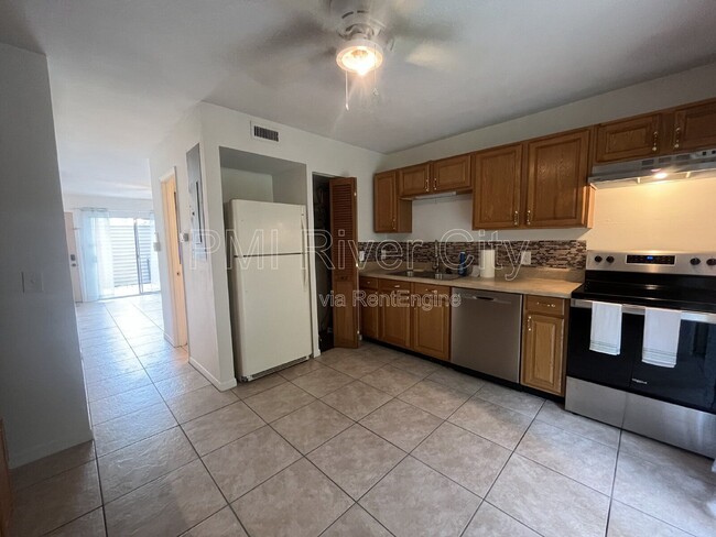 Building Photo - 2300 Twelve Oaks Dr