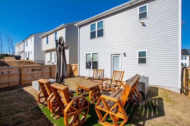 Building Photo - Like New 3 Bedroom Home Walk to DT Clayton!
