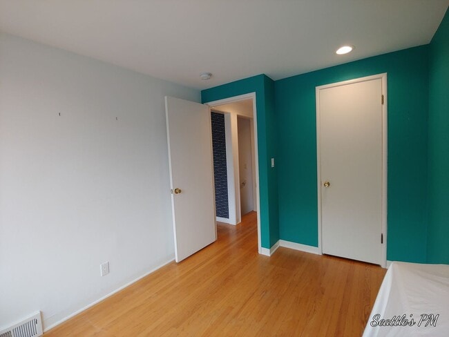 Building Photo - Beautifully Updated Magnolia House- 3 Bedr...