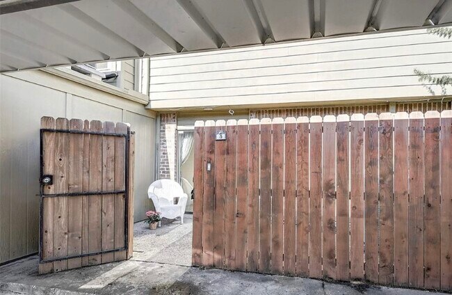 Building Photo - 2503 Bering Dr
