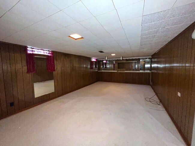 Building Photo - 4 Bedroom, 2 Bathroom Brick Ranch Home For Lease in Peoria, IL