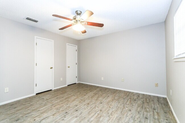 Building Photo - 2 Bedroom Duplex!