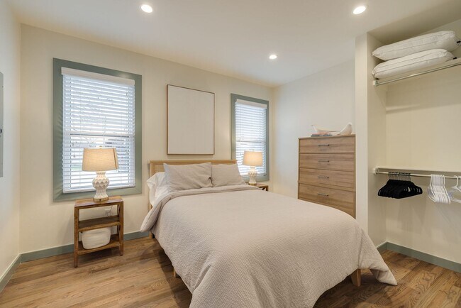 Building Photo - Welcome to this charmingly updated 2 Bedroom 1 Bathroom Bungalow Located in the Historic Jefferso...