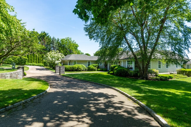 Building Photo - 3 Barclay Sq