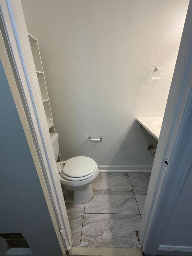 Building Photo - Beautiful 2 Bed 2.5 Bath Townhouse!