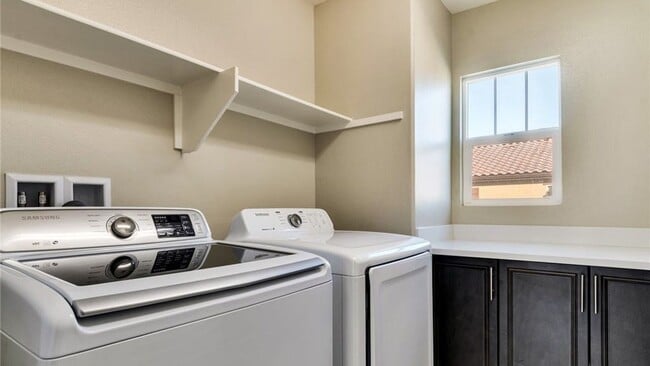 Building Photo - 4959 Camarillo Ln