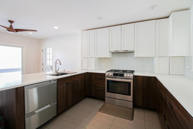 Building Photo - 71 Lake Shore Dr