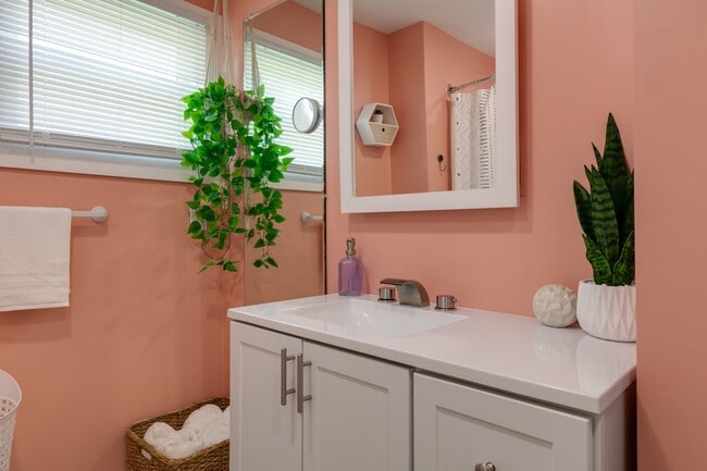 Building Photo - 215 E 8th St