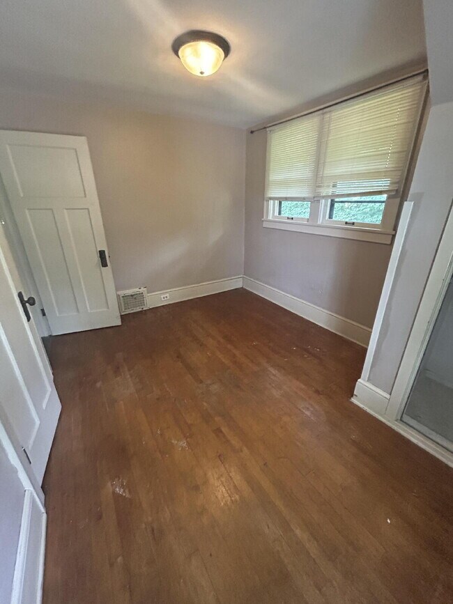 Building Photo - 4 Bedroom, 1.5 Bathroom - Available Now!