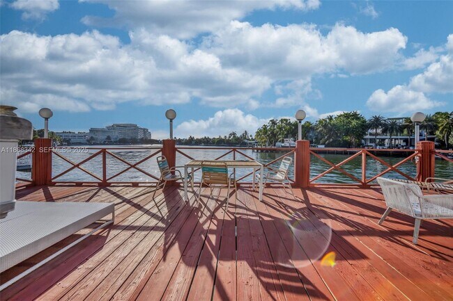 Building Photo - 4740 Pine Tree Dr