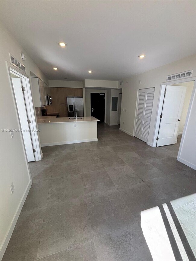 Primary Photo - 16395 Biscayne Blvd