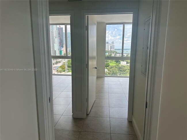 Building Photo - 325 Biscayne Blvd