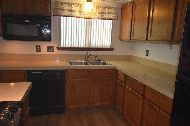 Building Photo - GREAT 3 BEDROOM/2 BATHROOM TOWNHOME WITH NEW PAINT & FLOORING. AVAILABLE 5/23.