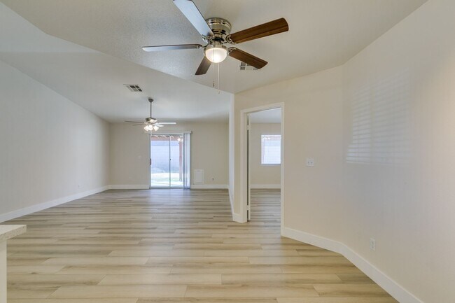 Building Photo - Charming 3-Bed, 2-Bath Single-Story Home i...