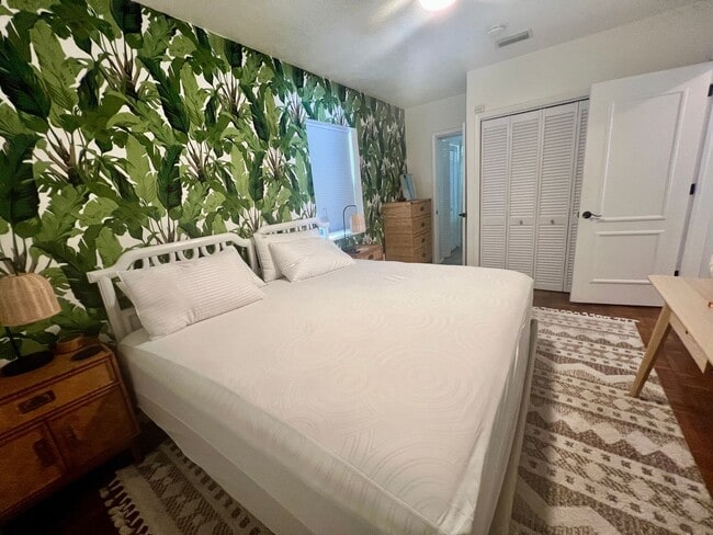 Building Photo - FULLY FURNISHED 2/2 OLD NE BUNGALOW