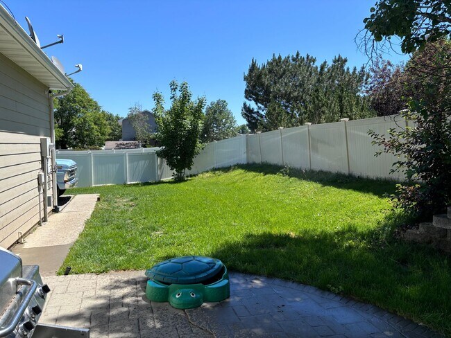 Building Photo - 4 bed 3 Home in Coveted West End Neighborhood