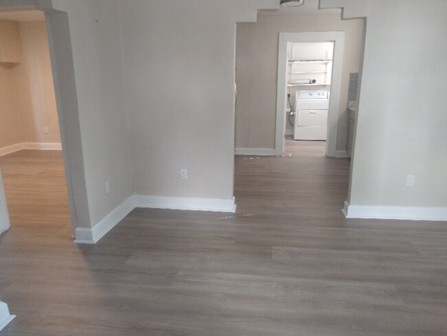 Building Photo - 905 E Osborne Ave