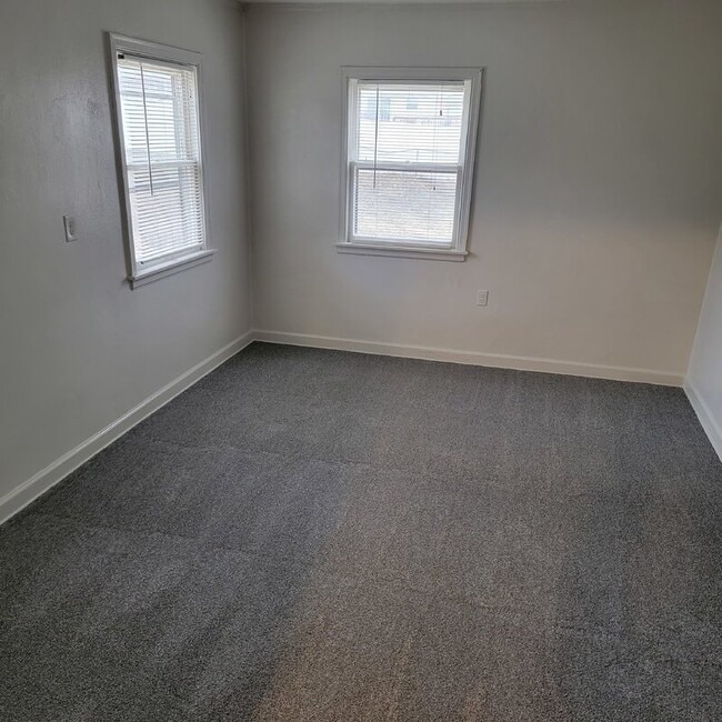 Building Photo - 1211 Lewis Ave