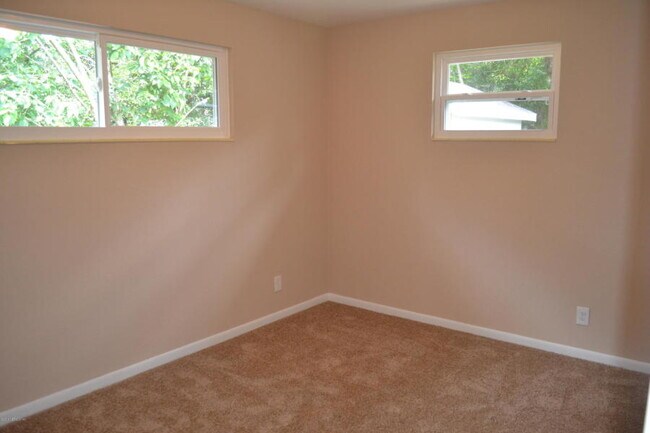 Building Photo - 2526 Pine Summit Dr E