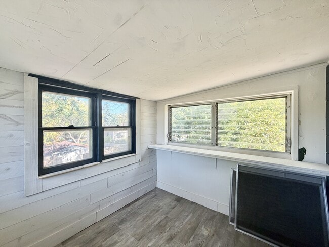 Building Photo - 1838 Spohn Ave