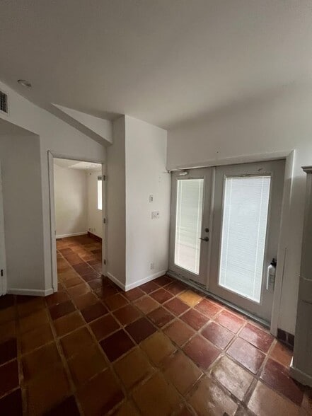 Building Photo - 1001 SE 2nd Ct