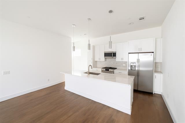 Building Photo - 1931 N Prairie Ave