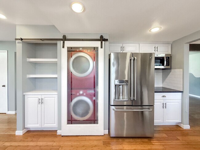 Building Photo - $0 DEPOSIT OPTION. SPACIOUS 5-BEDROOM CENT...