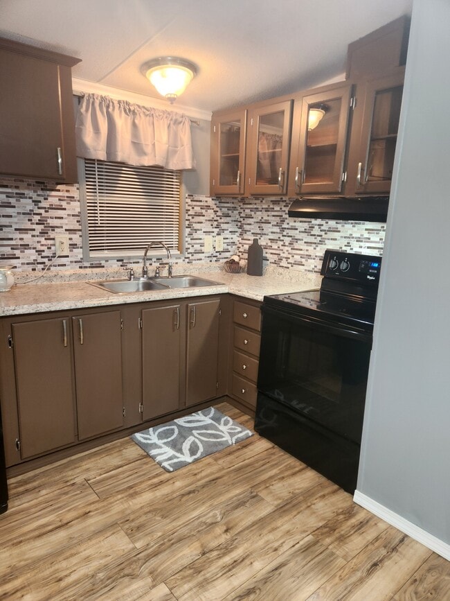 Building Photo - 7310 Pineview Dr