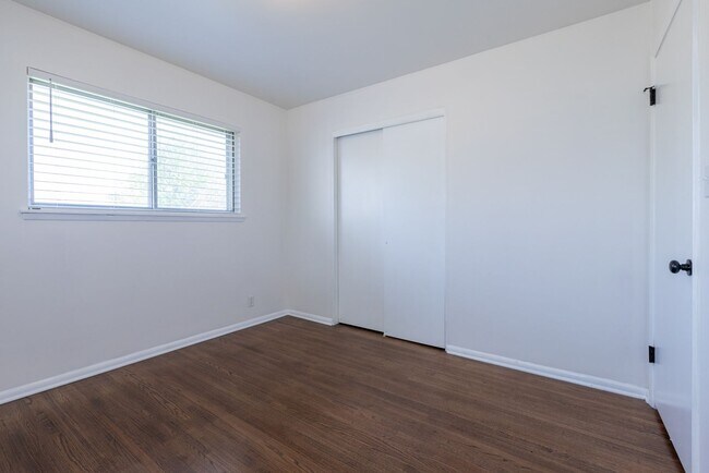 Building Photo - 3 Bed 1.5 Bath in Great Midtown Location!