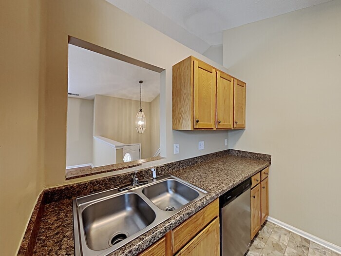 Building Photo - 5800 Carolina Manor Ct