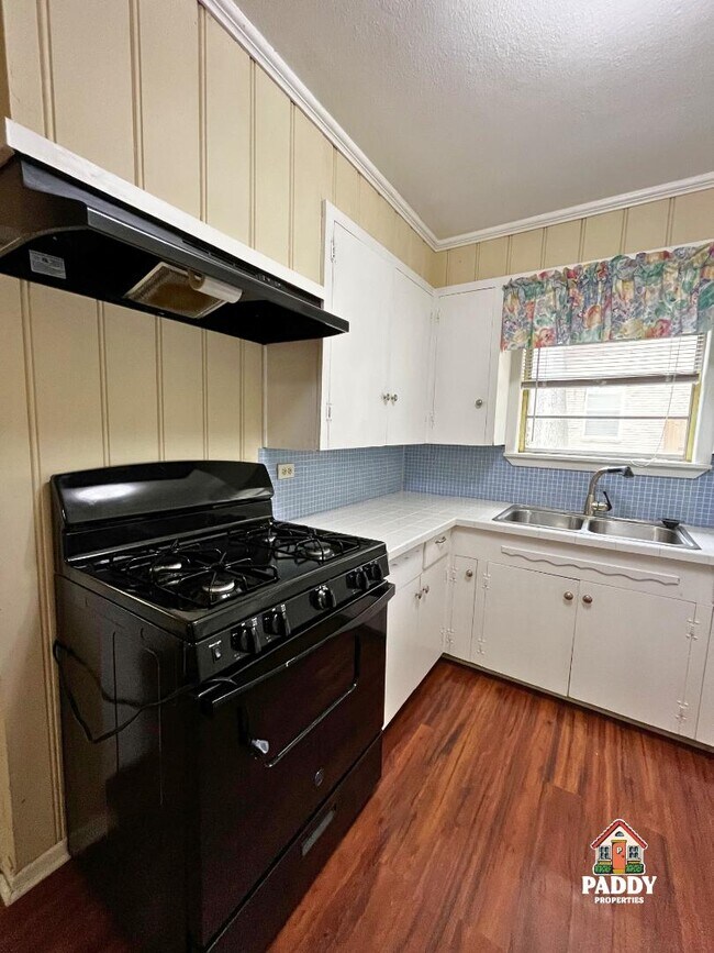 Building Photo - 411 Redbud Ln