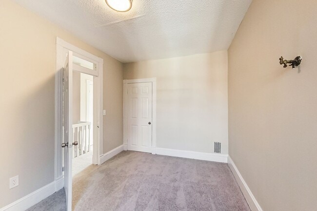 Building Photo - Spacious 3bd/2.5 bath updated townhome in ...