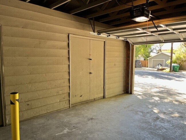Building Photo - 3 Bedroom Home Centrally Located in Carson City