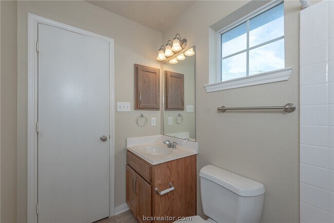 Building Photo - 2909 McLaren Dr