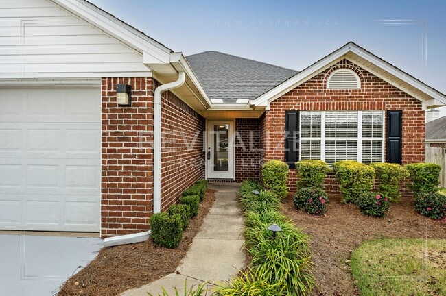 Building Photo - Gorgeous 3 Bed 2 Bath Brick Cottage on Corner Lot