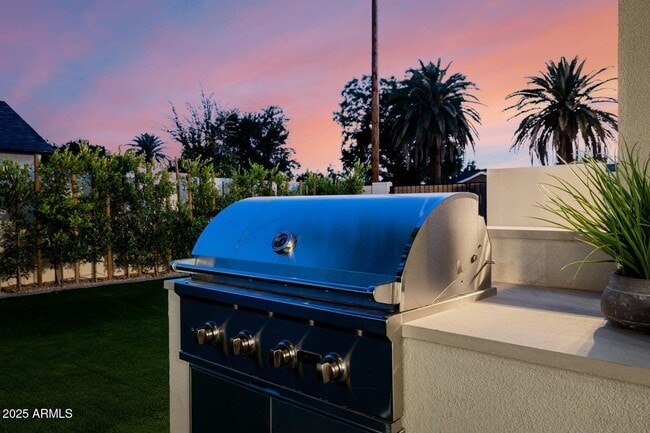 Building Photo - 3301 E Elm St