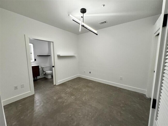 Building Photo - 507 Sabine St